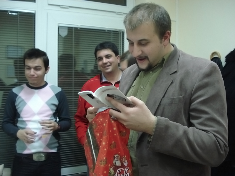 Антон Радев Антон Радев - аз. Поли ми подари своята нова книга. Този път преведеното издание на Македонски език