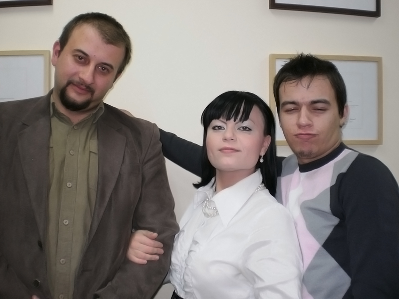Опитахме се да бъдем сериозни. Почти успяхме. Хубава снимка за хубав спомен. Споменах ли, че сме номер 1? Опитахме се да бъдем сериозни. Почти успяхме. Хубава снимка за хубав спомен. Споменах ли, че сме номер 1?